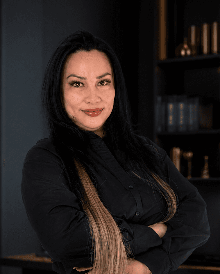 Yndiana Mederos, especialista en preparación de documentos migratorios — Y&A Star Services, Tampa, Florida